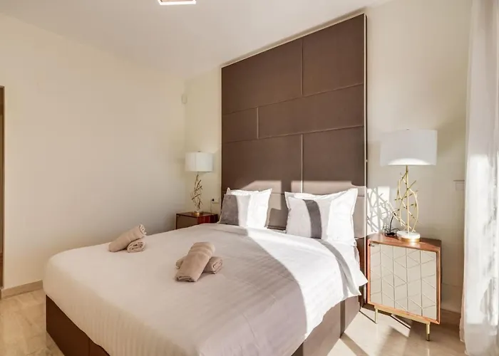 Golf 2br - Private Terrace, Beautiful Views, Near